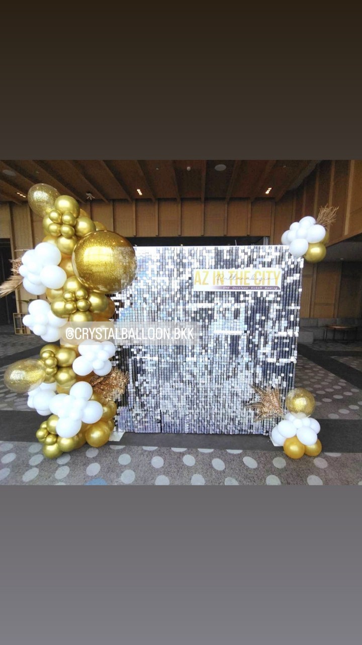Organic Backdrop ฉากวิบวับ สีเงิน ขนาด 2x2 เมตร Theme ทอง พร้อม ป้ายอิงค์เจ็ท ขนาด 80 ซม. 1 ชิ้น พร้อมตกแต่ง สามารถเปลี่ยนสีลูกโป่ง/เปลี่ยนข้อความได้