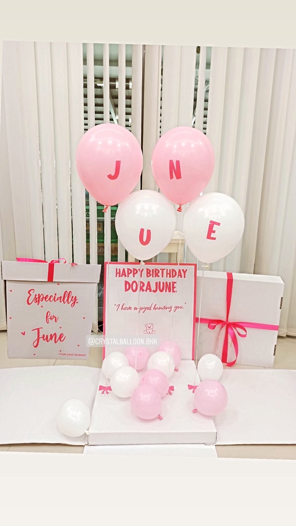 Happy Birthday Surprise Box กล่องเซอร์ไพรส์วันเกิด โทนสีชมพู-สีขาว พร้อมตกแต่ง ช่อลูกโป่ง 1 ช่อ,สามารถใส่รูปได้ 2 ใบ สามารถเปลี่ยนสีลูกโป่ง/เปลี่ยนข้อความได้