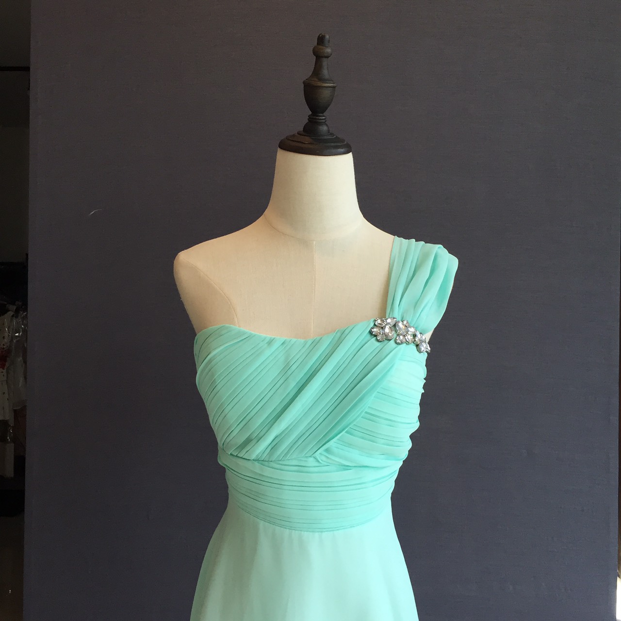 พร้อมเช่า ชุดราตรีสั้น ชุดเพื่อนเจ้าสาว สีเขียวมิ้นต์ ผ้าชีฟอง แบบ A ไหล่เดียว อกจับจีบ แต่งคริสตัลอกซ้าย (เชือกผูกด้านหลัง)