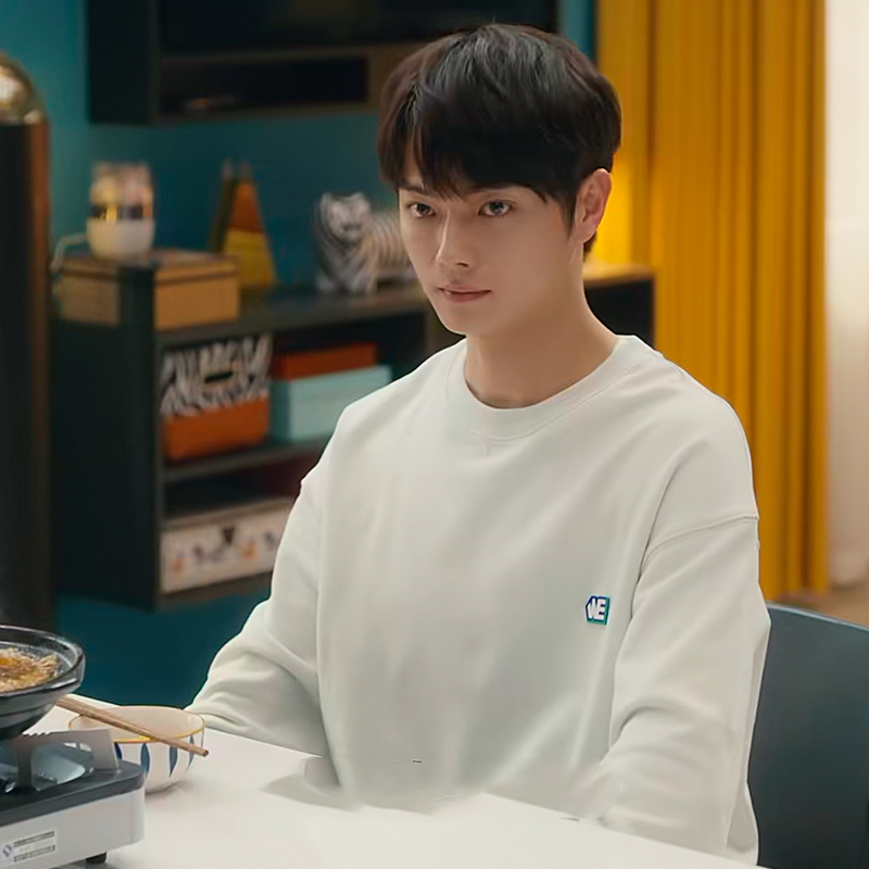 เสื้อสเวตเตอร์ สีขาว แบบ สวีข่าย ในซีรี่ย์ กฎล็อกลิขิตรัก
