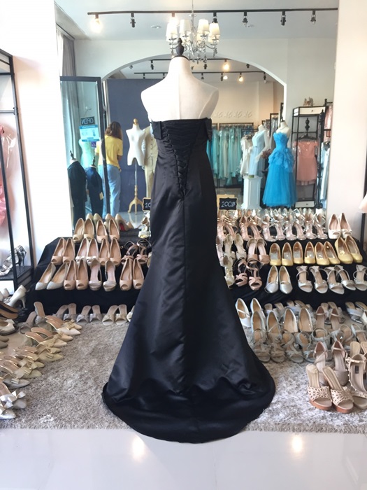 พร้อมเช่า ชุดราตรียาว แบบเกาะอก ทรงหางปลา สีดำ เรียบหรู แต่งผ้าแก้วช่วงอก กระโปรงผ้าซาติน ชายยาว