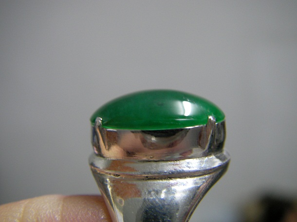 ชุดหยกพม่า jadeite แหวน + ต่างหู แหวนเนื้อเทียนแก้ว เขียวเข้ม ต่างหูเนื้อเทียน เขียวเข้ม ขนาด 8. x 9.8 x 3.8 mm.ประมาณ 5.22 ct. ราคาโทรถาม