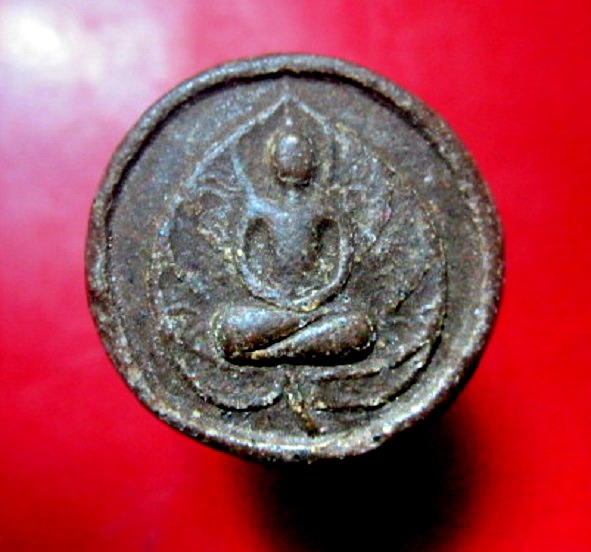 พระจันทร์ลอย พระนั่งในใบโพธิ์ หลัง ยันต์มะอะอุ เนื้อผงว่าน108 พระเก่าแท้ ไม่ทราบที่