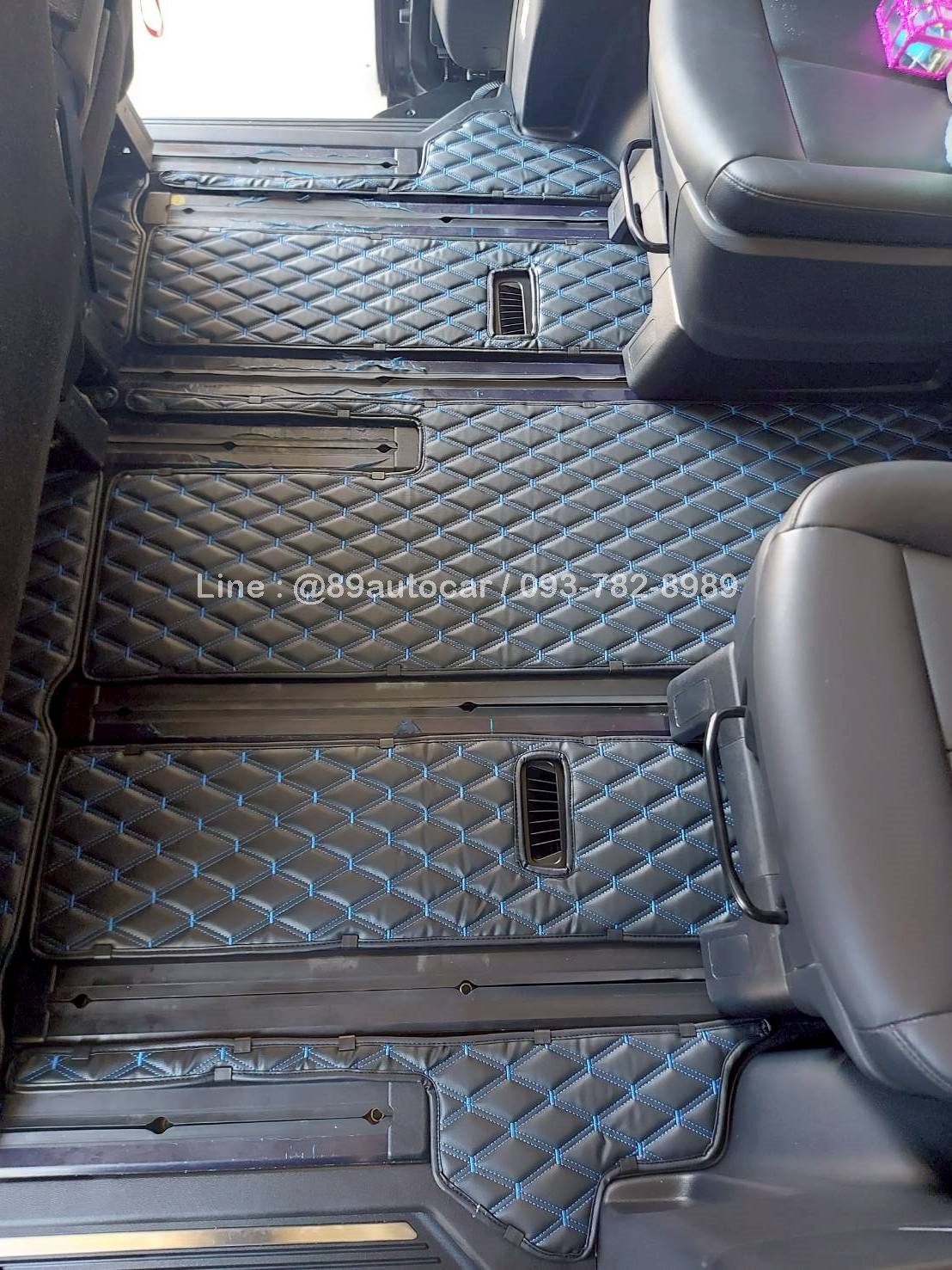 พรมปูพื้นรถตู้ Hyundai Staria ปูพรมVVIP สีดำด้ายน้ำเงิน เต็มคัน รวมพับเบาะ