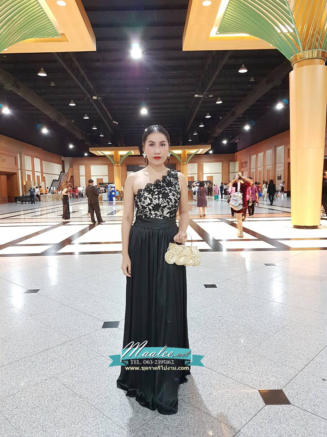 พร้อมเช่า ชุดราตรียาว ไหล่เดียว อกแต่งลูกไม้ ประดับคริสตัลหรู กระโปรงเนื้อนิ่มผ้ามัน สีดำ