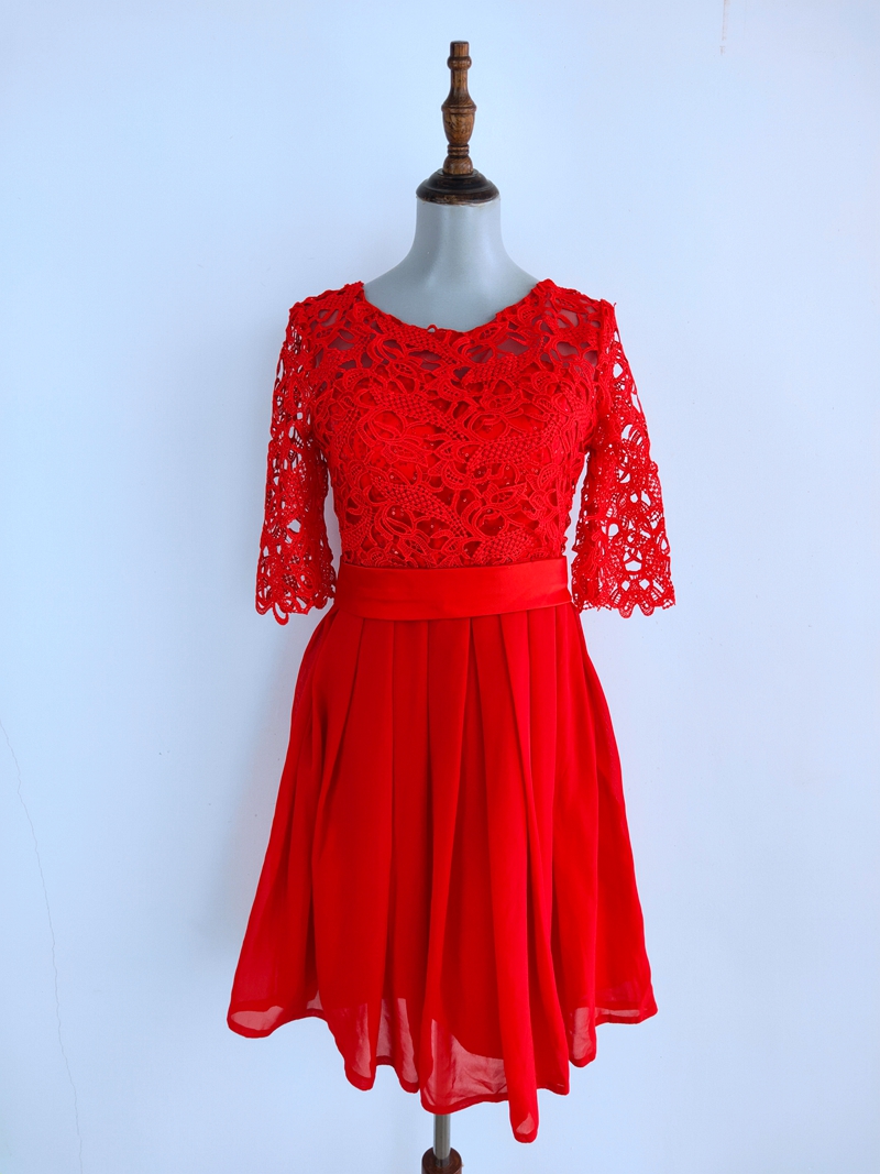 พร้อมส่ง ชุดราตรีสั้น สีแดง แขนสามส่วน ลูกไม้ฉลุ กระโปรงผ้าชีฟอง