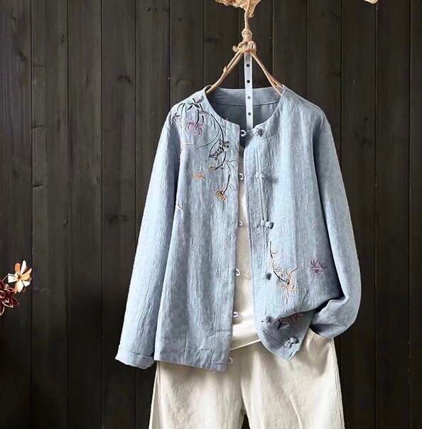 เสื้อผ้าฝ้ายลายปักแต่งกระดุมปม
