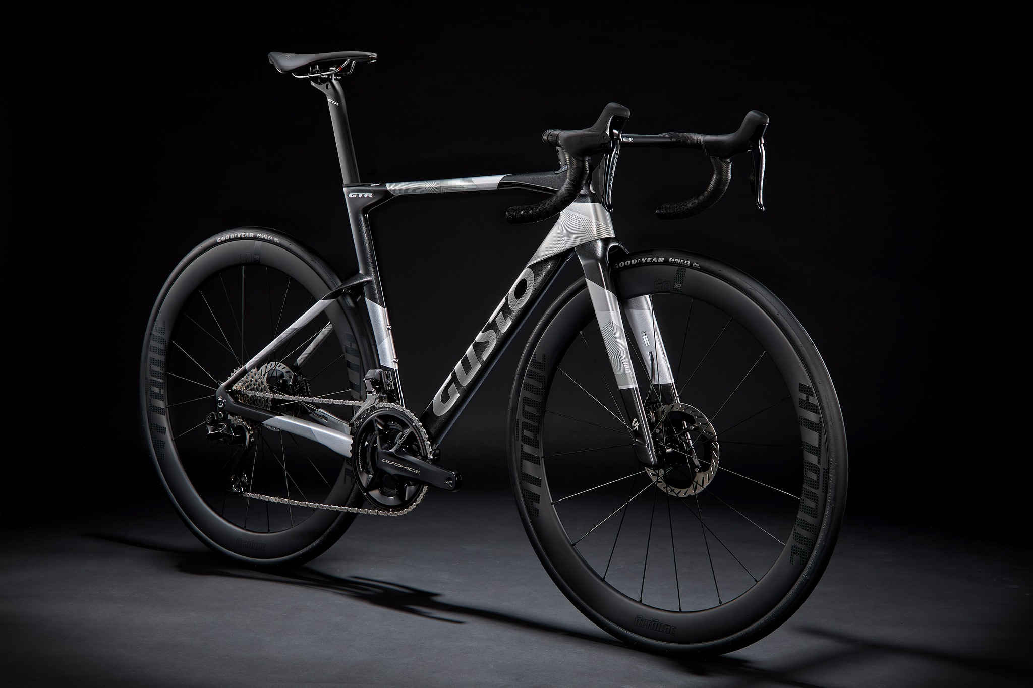 จักรยานเสือหมอบ GUSTO GTR 2026 เฟรมคาร์บอน High-Modulus ใหม่ล่าสุด ผสานเทคโนโลยี Innegra Damping ซับแรงกระแทกเยี่ยม ผ่านมาตรฐาน UCI