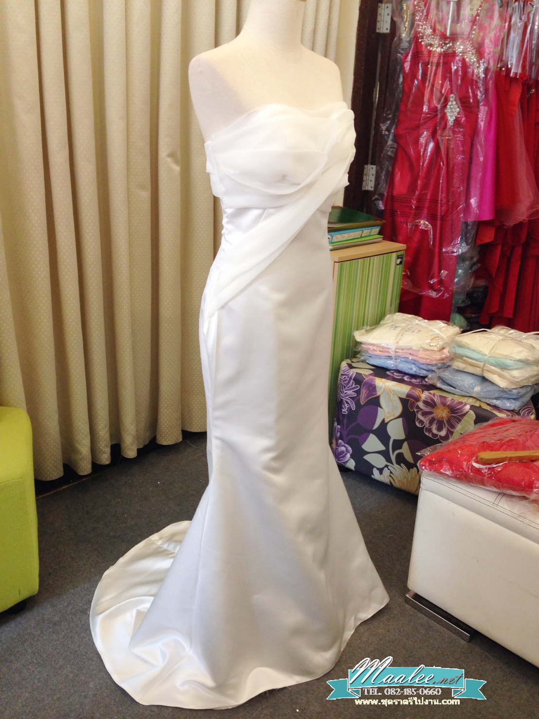 พร้อมเช่า ชุดเจ้าสาว/เพื่อนเจ้าสาว ราตรียาว แบบเกาะอก ทรงหางปลา สีแดง เรียบหรู แต่งผ้าแก้วช่วงอก กระโปรงผ้าซาติน ชายยาว (เชือกผูกหลัง)