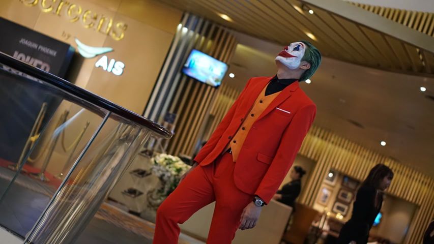 พร้อมเช่า ชุดสูทชาย สีแดงสด แต่งกระดุมดำ +เสื้อกั๊กสีส้มสด