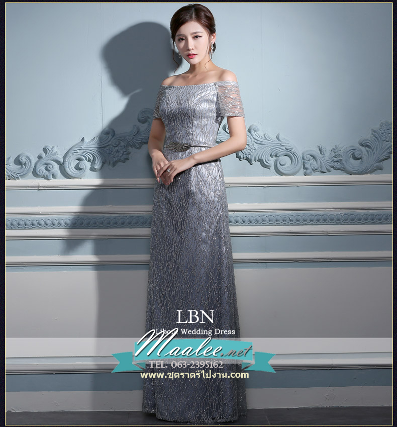 พร้อมเช่า ชุดราตรียาว แบบไหล่ปาดแขนสั้น สีเทา แต่งเม็ดกากเพชรทั้งชุด มาพร้อมเข็มขัดรูปใบไม้สีทอง หรูมาก