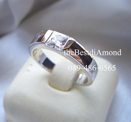 BR956RD+++แหวนunisex เพชรสี่เหลี่ยม+++ เก๋สุดๆ เรียบ หรู ดูมี class ฝังแบบหนีบ เพชรแบบPrincess cut ด้วยทองแบบเงาๆใส่เป็นแหวนคู่ชายหญิงได้เลยค่ะ