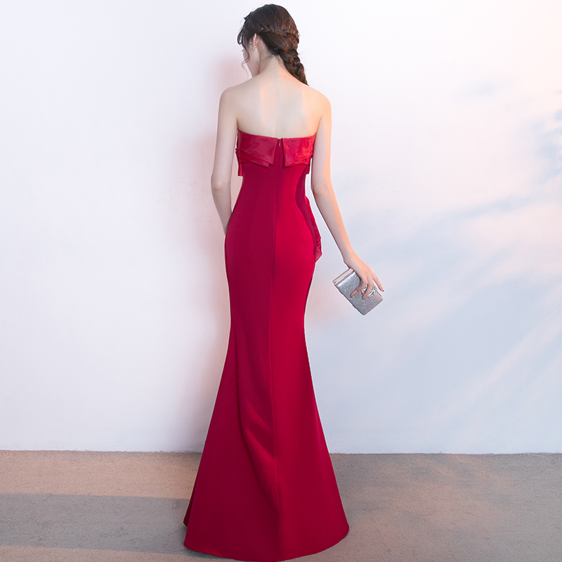 พร้อมเช่า ชุดเจ้าสาว/เพื่อนเจ้าสาว ราตรียาว แบบเกาะอก ทรงหางปลา สีแดง เรียบหรู แต่งผ้าแก้วช่วงอก กระโปรงผ้าซาติน ชายยาว (เชือกผูกหลัง)