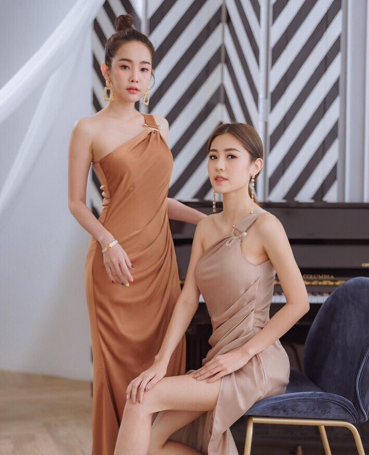 พร้อมเช่า ชุดราตรียาว ชุดเดรส ไหล่เฉียง จับเดรปหน้า สีน้ำเงิน สีกรมท่า