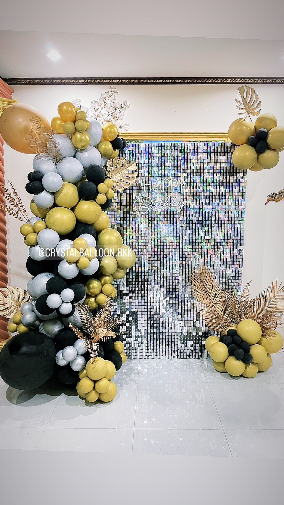 Organic Backdrop Happy Birthday ฉากวิบวับสีเงิน ขนาด 1.5x2 เมตร Theme ดำ-เงิน-ทอง พร้อม ป้ายตัวอักษรไฟ 1 ชิ้น,ประดับใบไม้ทอง พร้อมตกแต่ง สามารถเปลี่ยนสีลูกโป่งได้