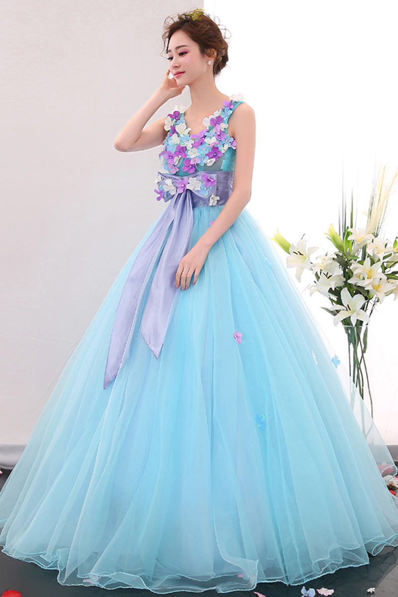 พร้อมเช่า ชุดแฟนซียาว แบบแขนกุด กระโปรงผ้าแก้ว ช่วงบนเป็นผ้าตาข่าย แซมด้วยดอกและผูกโบว์ช่วงเอว สวยมาก สีฟ้า (เชือกผูกหลัง)