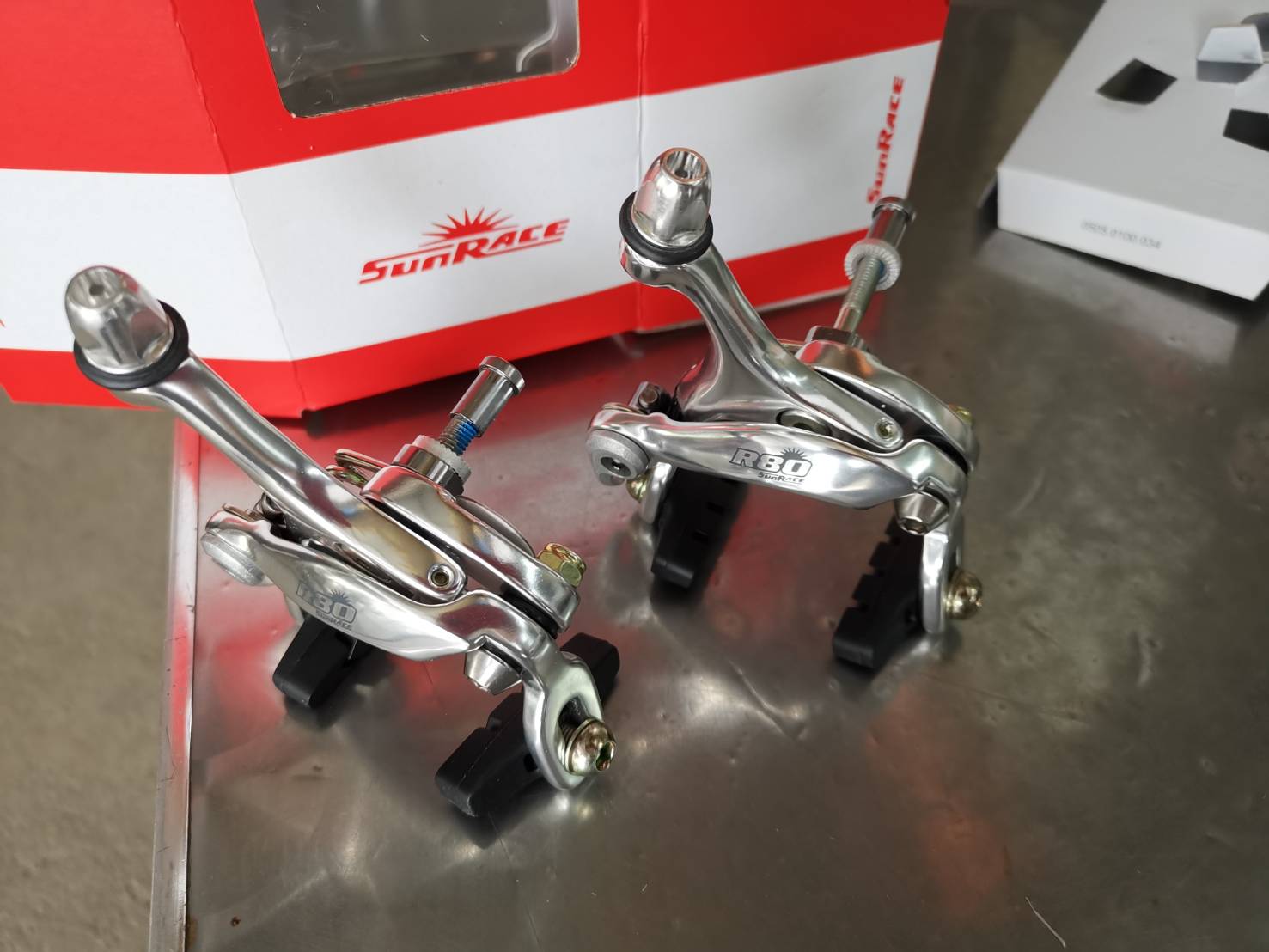 เสือหมอบ ก้ามเบรค เสือหมอบ ซันเรส SUNRACE BCR80 สีเงิน (แพ๊คกล่องเป็นชุดหน้ากับหลัง) Sunrace Brake Calipers W/Qr Front And Rear Set