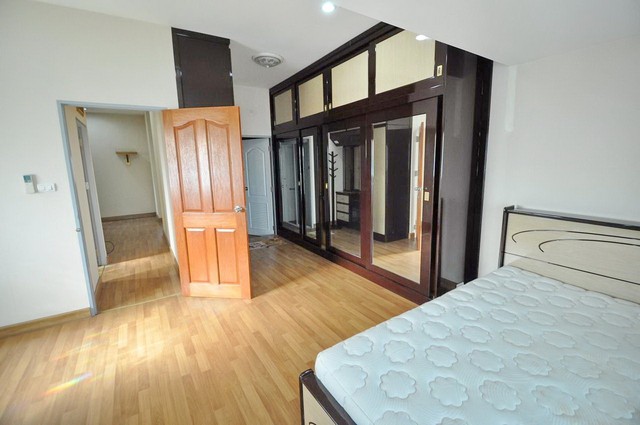 ให้เช่าทาวน์เฮ้าส์ หมู่บ้านรสริน ซอยโกสุมรวมใจ40 ขนาด 29 ตรว.พิเศษแอร์ 5 ตัว เฟอร์ Built in