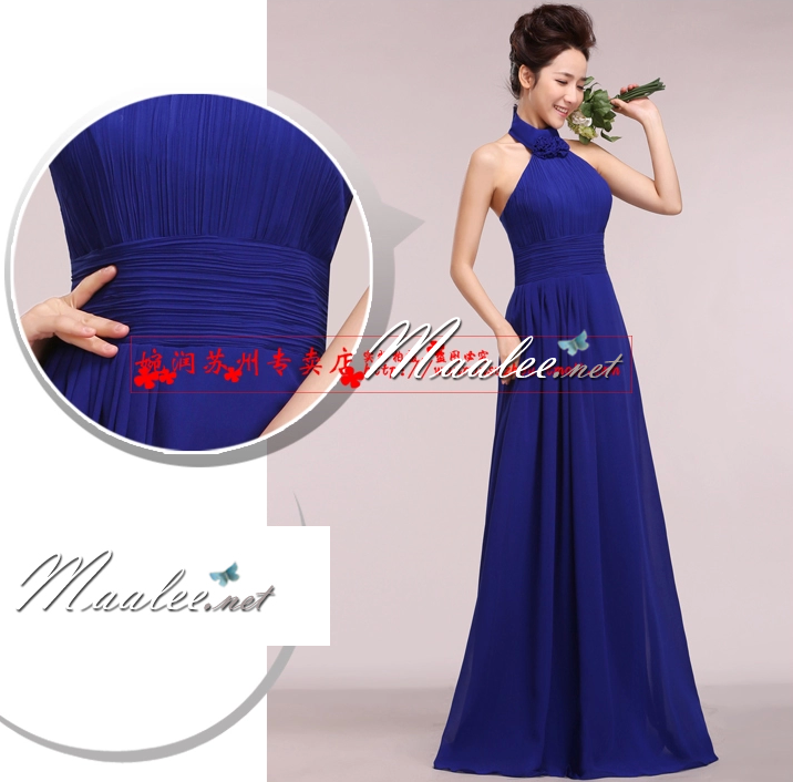 พร้อมเช่า ชุดราตรียาว สีชมพู คล้องคอ อกอัดพลีทตลอดจนถึงช่วงเอว เพิ่มดอกใต้คอ