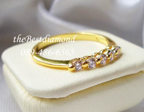 BR960+++แหวนแถวเพชร 5เม็ด+++กี่ปีๆ ก็ยังนิยมกันอยู่ ตัวเรือนดีไซน์แบบบางนิดๆ ใส่แล้ว Intrend ไม่เชย ใส่สวยทุกนิ้ว เพชรเล็กๆน่ารักฝังแบบหนามเตย 2 จุด