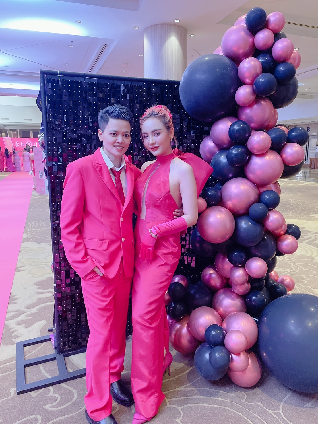 พร้อมเช่า ชุดสูทชาย สี Hot Pink สูท 2 กระดุม ไม่มีกั๊ก