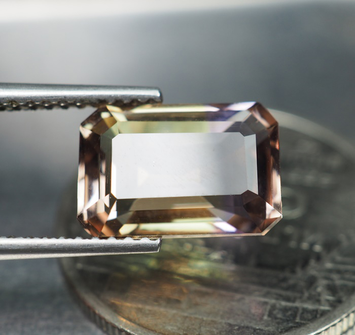 พลอยอะเมทรินสีม่วงเหลือง 3.05 กะรัต