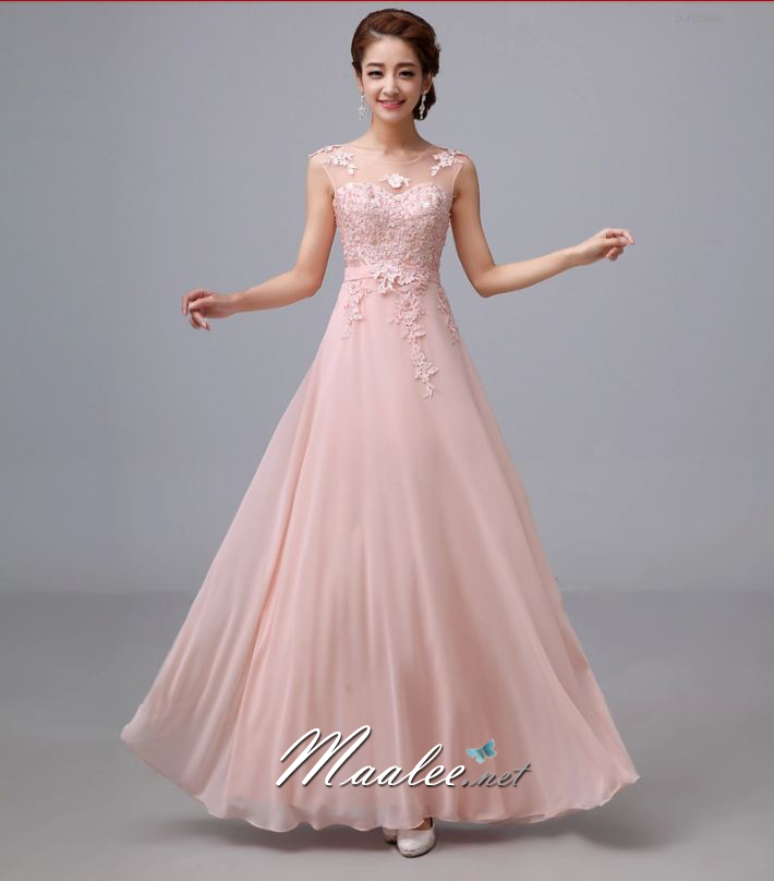 พร้อมเช่า ชุดราตรียาว สีชมพู แบบเรียบหรู แต่งลูกไม้เซาะดอก ปักลูกปัดมุก