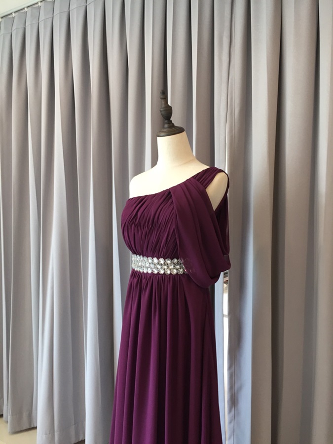 พร้อมเช่า ชุดราตรียาว เกาะอกไหล่เดียว อกจับจีบ เปิดไหล่ซ้ายแบบเปรี้ยว ปักเลื่อมช่วงเอว สีม่วง