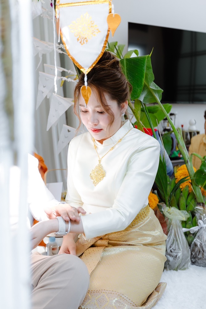 พร้อมเช่า ชุดแต่งงานไทยประยุกต์ สีทอง แขนยาว