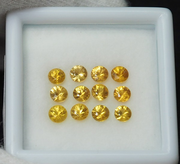บุษราคัม( Yellow Sapphire) 1.60 กะรัต 12 ชิ้น 2.8 มิล