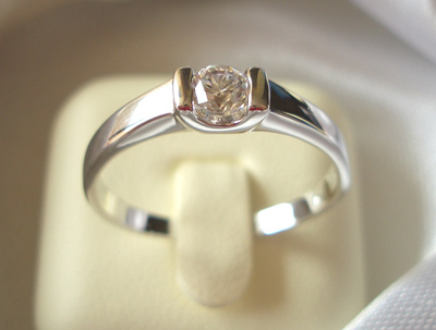 BR008RD+++แหวนเพชร เม็ดเดี่ยว น่ารักๆ สไตน์Modern เป็นแหวนหนีบ เรียบๆ แต่ดูดี ใส่ทำงาน เรียน เที่ยว ใส่ติดนิ้วได้ตลอดค่ะ เป็นแบบclassic ไม่ล้าสมัย