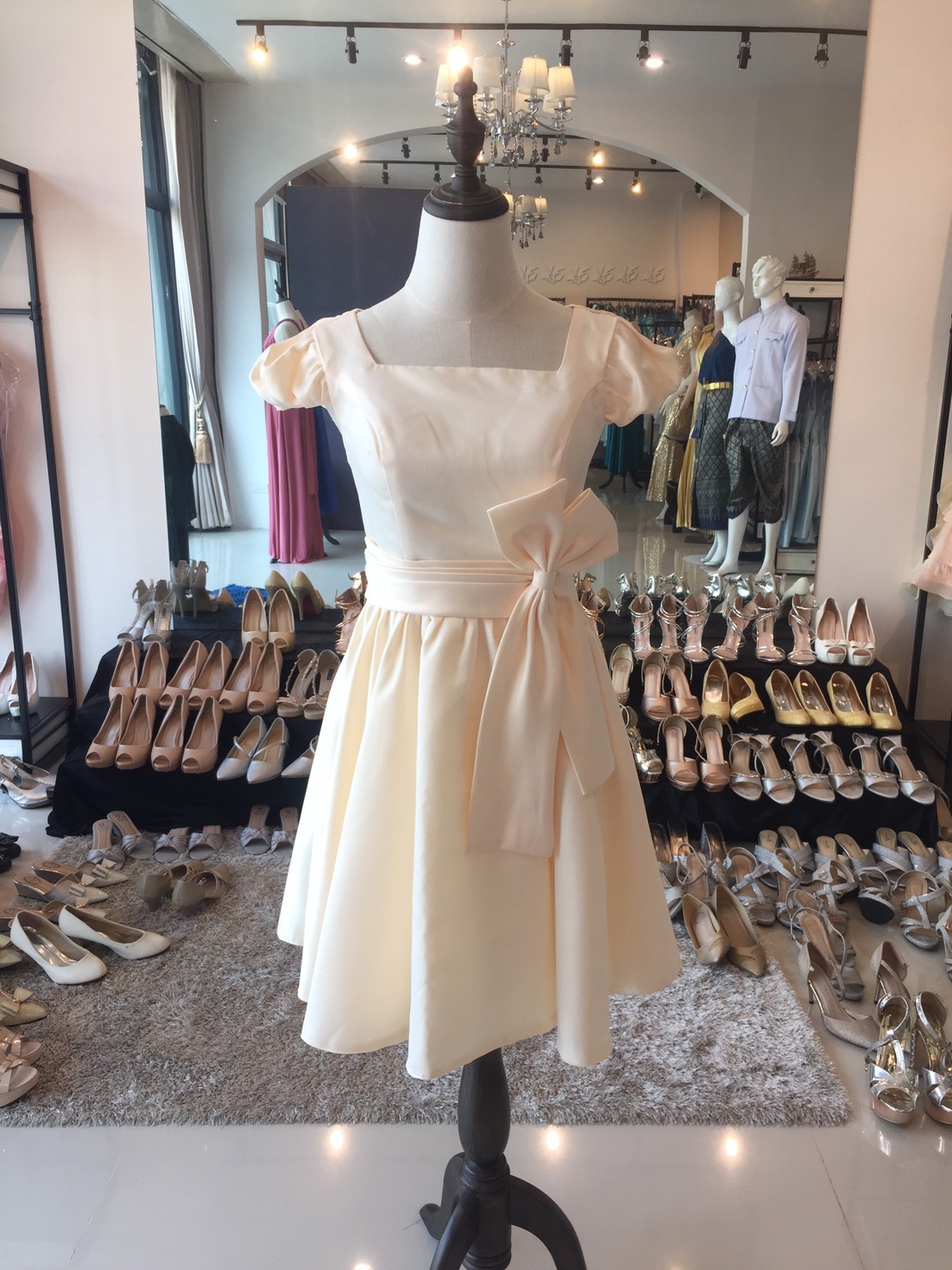 พร้อมส่ง ชุดราตรีสั้น สีครีม เรียบหรู แขนตุ๊กตา ผ่า V ด้านหลัง