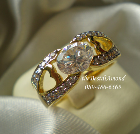 BR511+++แหวน Middle of Oval+++แหวนเพชรรูปไข่อีกแบบ สวยมากๆๆ เพชรรูปไข่วางขวาง ขนาบด้วยตัวเรือน ดีไซน์เก๋ สวยสุดๆๆ ใส่สวยทุกนิ้วเลยค่ะ เพชรแพรวพราวมาก