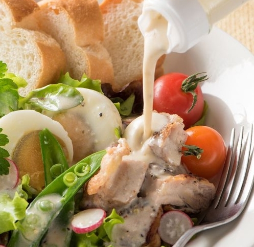 น้ำสลัดซีซาร์ระดับพรีเมียม Nippon Shokken Caesar Salad Dressing Rich Cheese จากญี่ปุ่น ขนาด 300ml.