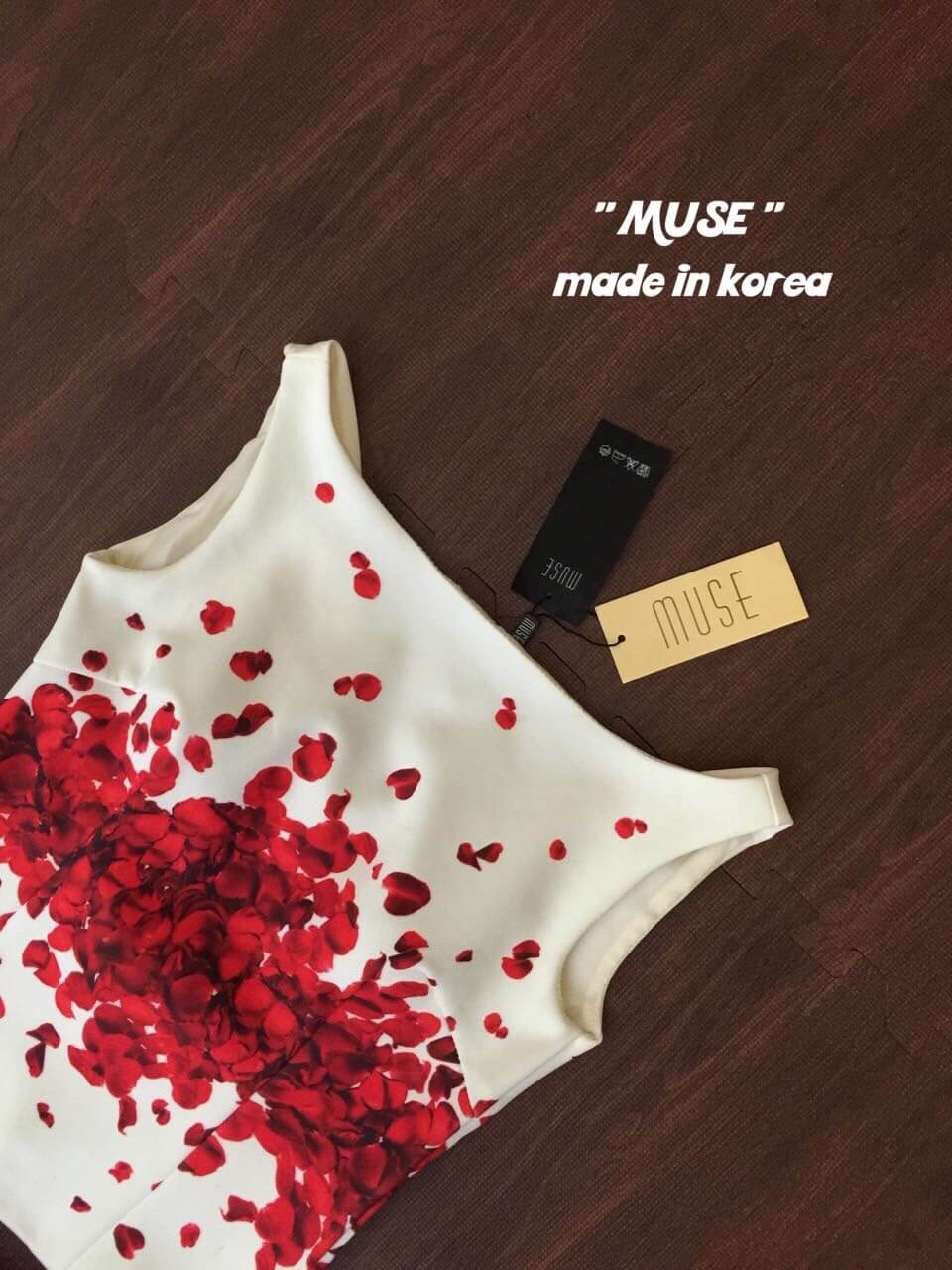 พร้อมเช่า Set ชุดออกงาน ทรงวินเทจ พิมพ์ลายกลีบกุหลาบ เข้ากันทั้งเสื้อและกระโปรง -