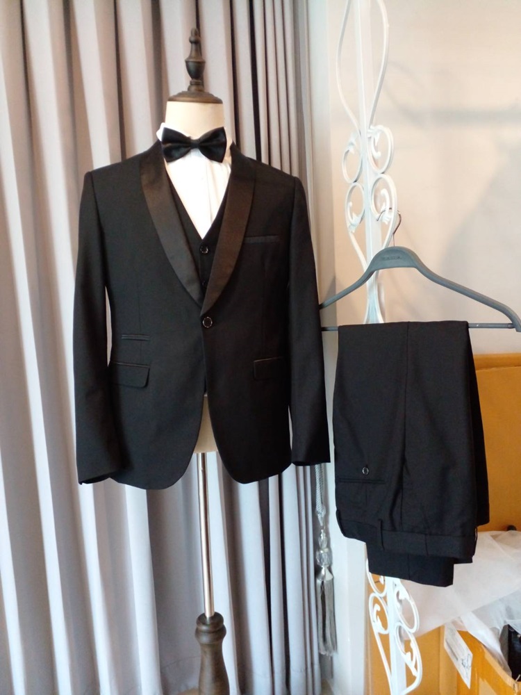พร้อมเช่า ชุดสูททักซิโด้ สีดำ ปกกล้วย (พร้อมเสื้อกั๊ก) Tuxedo Suit with Shawl Collars