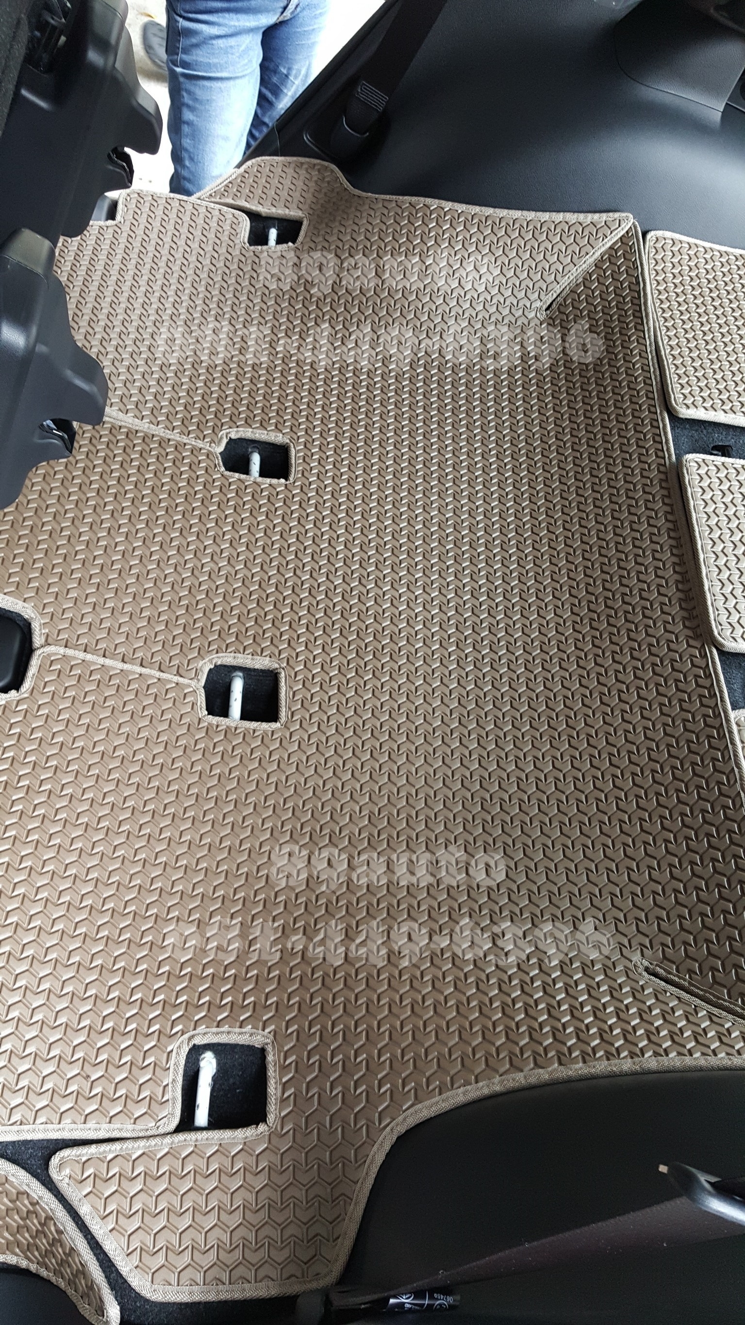 พรมกระดุมรถยนต์ Toyota Fortuner 2015-2017 ธนูสีน้ำตาลขอบครีม