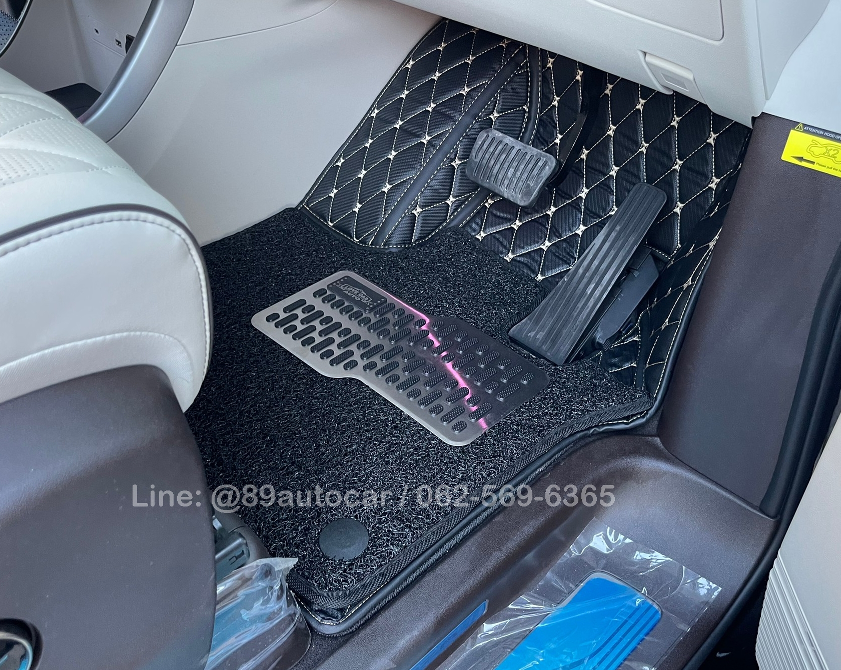 พรมรถยนต์ Denza D9 ปูพรม7D สีดำด้ายทอง ลายเคฟล่า + ไวนิลดักฝุ่นสีดำ เข้ารูป เต็มคัน