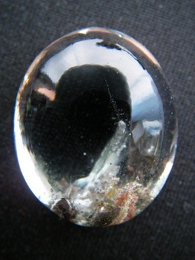 QU0011 QUARTZ แก้วปวก แซมด้วยแท่งแร่แทงชี้ขึ้นกลางเม็ด ขึ้นปกคลุมด้วยปุยแก้วขนเหล็กในเนื้อแก้ว ขนาดแก้ว 21.40 x 25.92 x 13.00 mm. นน. 50.68 ct