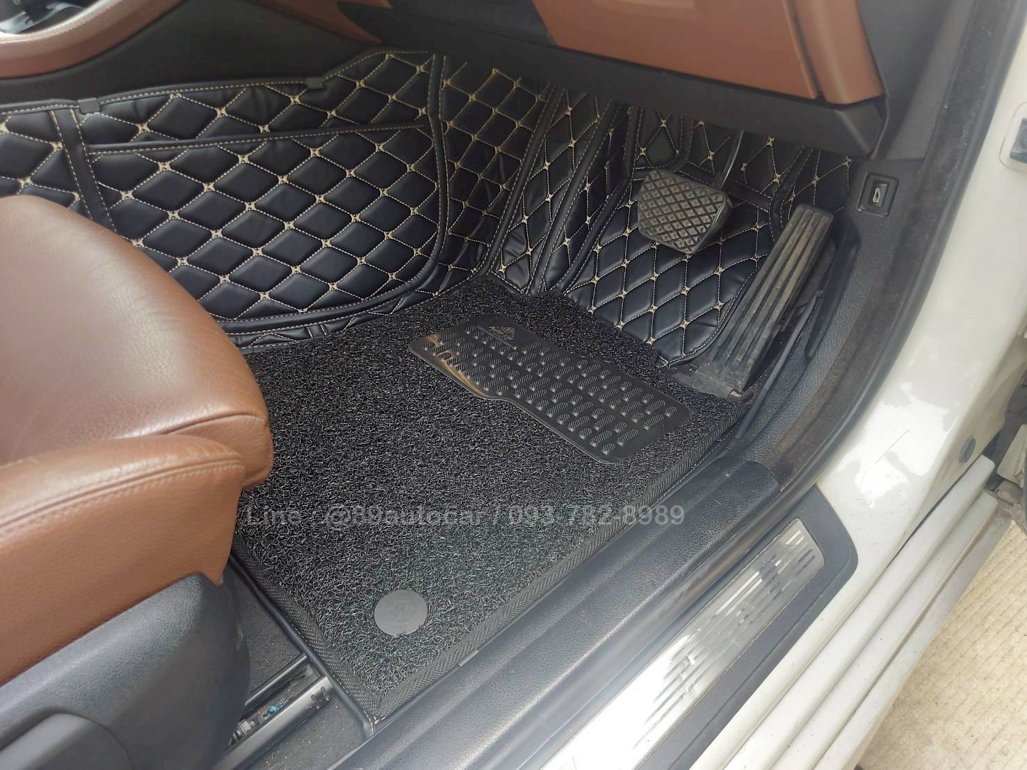 พรมปูพื้นรถยนต์ BMW 520d F10 Msport Year 2016 ปูพรม7D สีดำด้ายทองด้ายเดี่ยว เสริมด้วยพรมดักฝุ่นสีดำ เข้ารูป