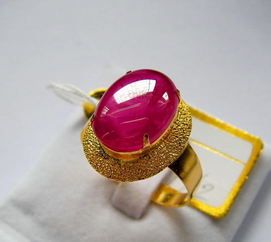 ทับทิมพม่า Ruby Burma ติด Star เนื้อแก้ว สีแดงเลือดนกอมชมพู ขนาด 14.60x10.86x4.43 mm. นน.7.85 ct.