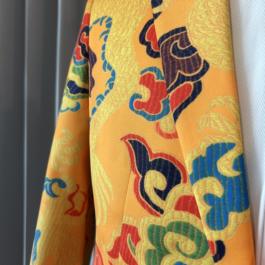 พร้อมเช่า ชุดสูทจีนชาย สีเหลืองทอง พิมพ์ลายกราฟฟิก สไตล์จีน *ไม่มีเสื้อกั๊ก*