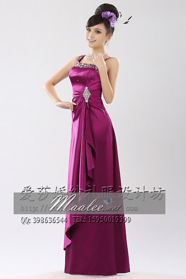 พร้อมเช่า ชุดราตรียาว ไหล่เฉียง สีม่วงแดง จับจีบที่เอว คอประดับลูกปัดคริสตัลสวยหรู