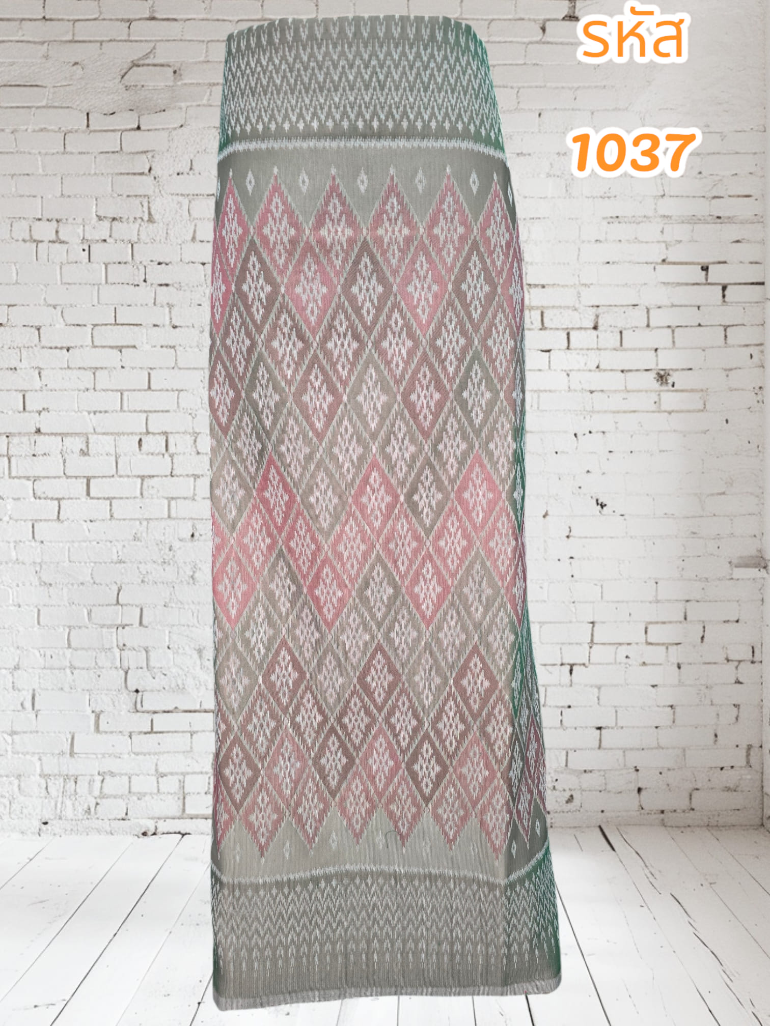 ผ้าถุงฝ้ายทอลายสีเขียวผสมสีชมพู (ผ้าเป็นผืน)1037