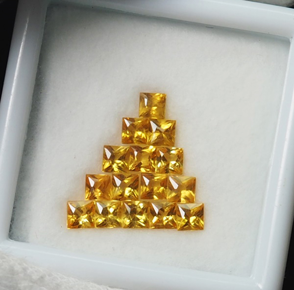 บุษราคัมบางกะจะ 1.68 กะรัต 15 ชิ้น 2.7 มิล