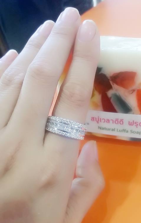 SR012RD แหวนเงินแท้ ใส่เป็นแหวนคู่รักได้ หรูหรา ดูไฮโซ ดูดีมากๆ เพชรแวววาวระยิบระยับ ใช้เพชรcz กลม กับ สี่เหลี่ยม แบบมาจากร้านจิวเวลลี่เลยค่ะ