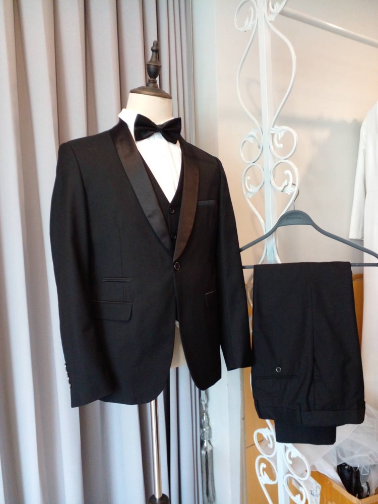 พร้อมเช่า ชุดสูททักซิโด้ สีดำ ปกกล้วย (พร้อมเสื้อกั๊ก) Tuxedo Suit with Shawl Collars