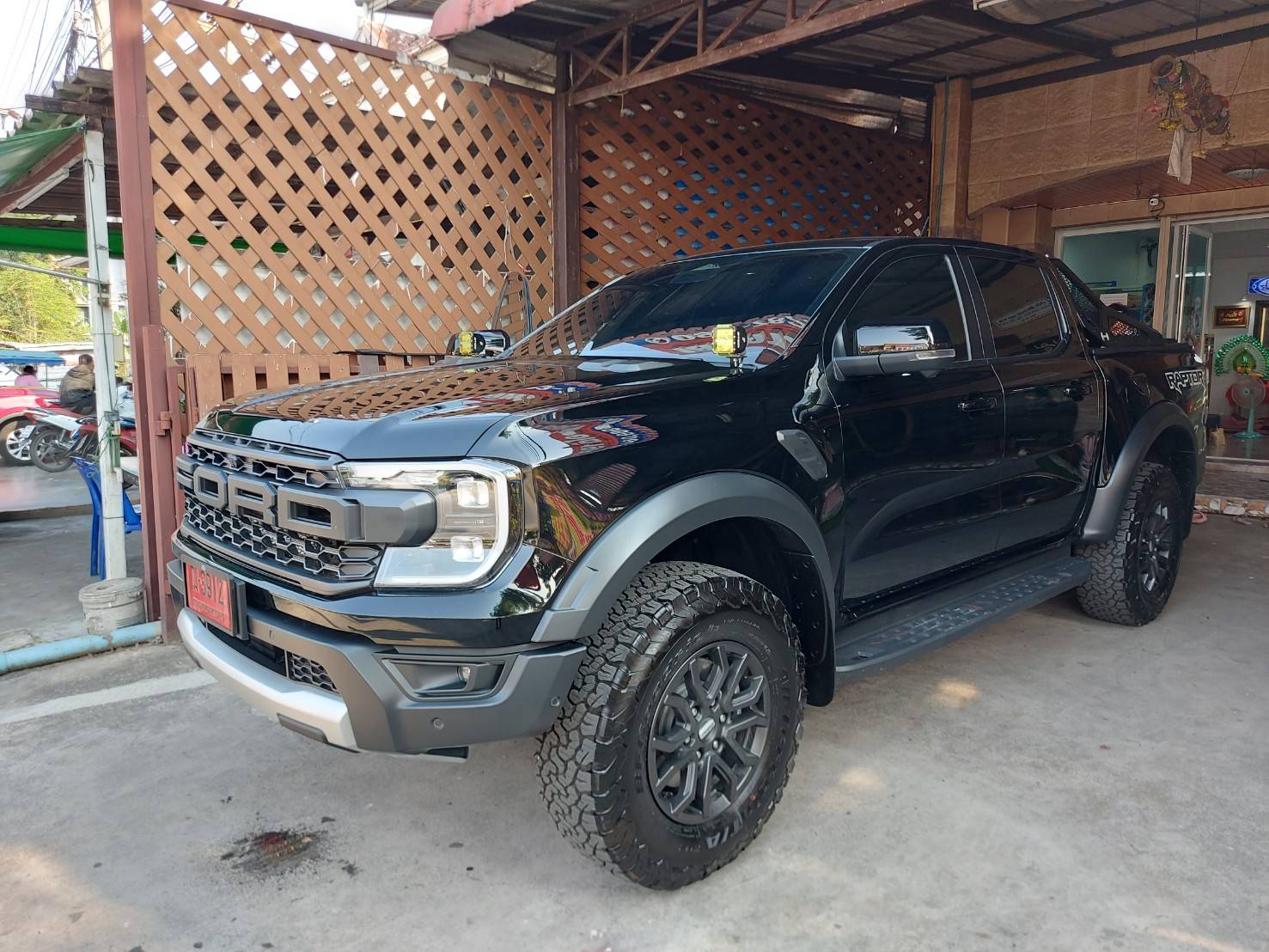 ยางปูท้ายกระบะ Ford Raptor 4 ประตู 2023 กระดุมเล็ก PVC สีแดง