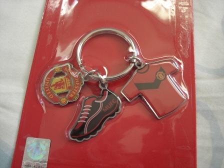 พวงกุญแจ ฟุตบอล สโมสรแมนเชสเตอร์ ยูไนเต็ด - 3 PIECES HOME KIT 2009/10 KEY RING ใหม่ / MANCHESTER UNITED Football Club Key Ring - 3 PIECES HOME KIT 2009/10 KEY RING NEW