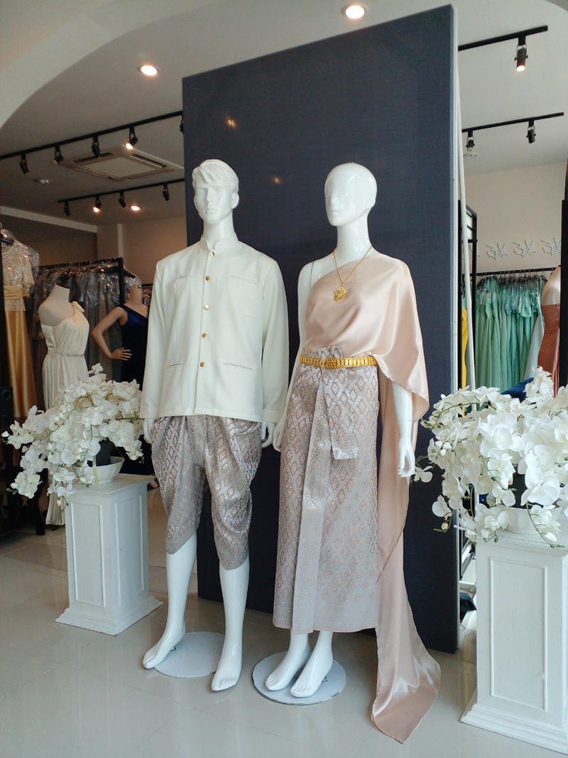 เช่า ชุดไทย ชุดเพื่อนเจ้าสาว ชุดไทยผ้าถุงสีเทาชาเงิน สไบสีชมพู โรสโกลด์อ่อน